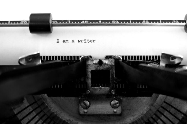 Image montrant des essais de rédactions web sur une machine à écrire